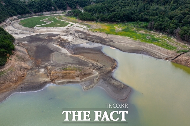 108년 만에 최악의 가뭄으로 강릉 지역에 재난 사태가 선포된 2일 오전 강릉 지역 생활용수의 87%를 공급하는 상수원 오봉저수지 바닥의 펄이 드러나 있다. /강릉=장윤석 기자