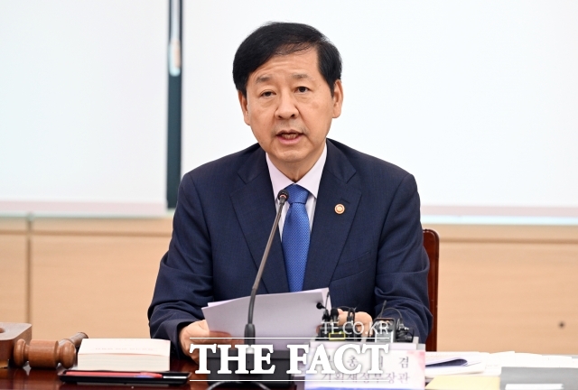 주식 양도세 대주주 기준을 기존 50억원에서 10억원으로 강화하는 정부의 세제 개편안은 확정 발표 후 증시에 큰 영향을 미칠 요인으로 관측된다. 사진은 구 부총리가 1일 오전 서울 종로구 정부서울청사에서 열린 공공기관운영위원회에 참석해 모두발언을 하고 있는 모습. /임영무 기자