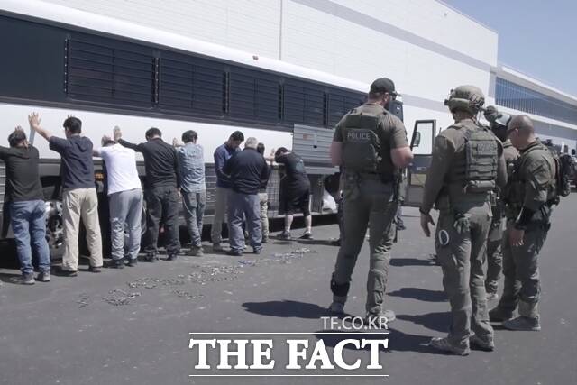 외교부는 8일 미국 이민 당국의 조지아주 현대자동차·LG에너지솔루션 합작 배터리 공장에 대한 불법 체류자 합동 단속과 관련해 체포 한국인 일부에 대한 영사면담이 완료됐다고 밝혔다. 사진은 미국 이민세관단속국(ICE)가 공개한 관련 자료. /AP. 뉴시스
