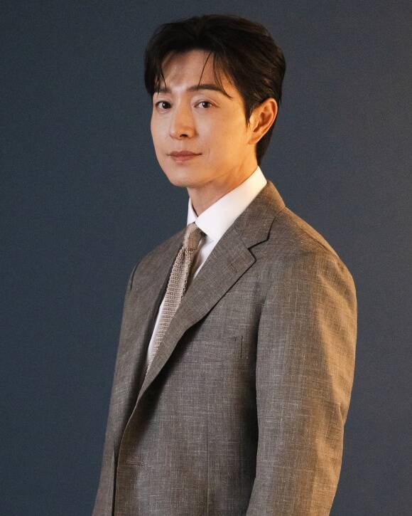 배우 정성일이 영화 살인자 리포트 개봉 기념 인터뷰를 진행했다. /에이투지엔터테인먼트·소니 픽쳐스