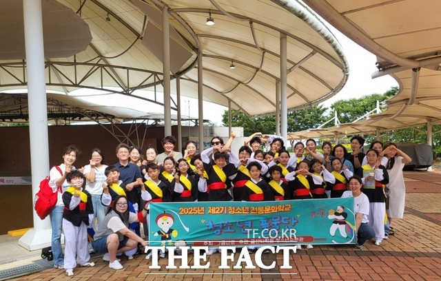 제24회 평택 지영희 전국국악 경연대회에서 타악 사물놀이 부문 초등부 준우승을 차지한 금산다락원 청소년수련관 소속 제2기 청소년 풍물단. /금산군