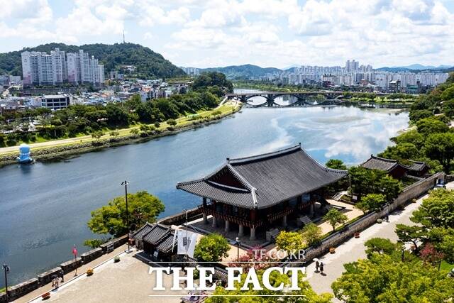 진주시가 진주문화사랑모임과 진주8경을 새롭게 정비한다. 진주8경 중 제1경 진주성 촉석루 모습 /진주시