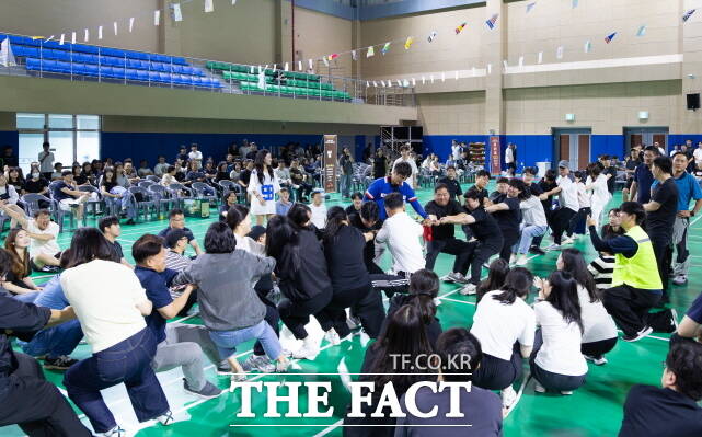 청양군이 6일 다목적체육관에서 전 직원 한마음 체육대회를 연 가운데 직원들이 줄다리기 경기를 하고 있다. /청양군
