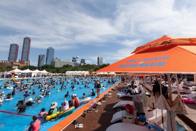 서울시는 73일간 운영된 한강 수영장·물놀이장 6곳에 총 55만2003명이 다녀갔다고 밝혔다. 사진은 여의도 수영장의 모습. /서울