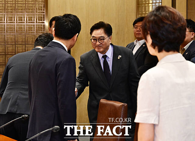 국회개혁자문위원회 위원들과 인사하는 우원식 국회의장.