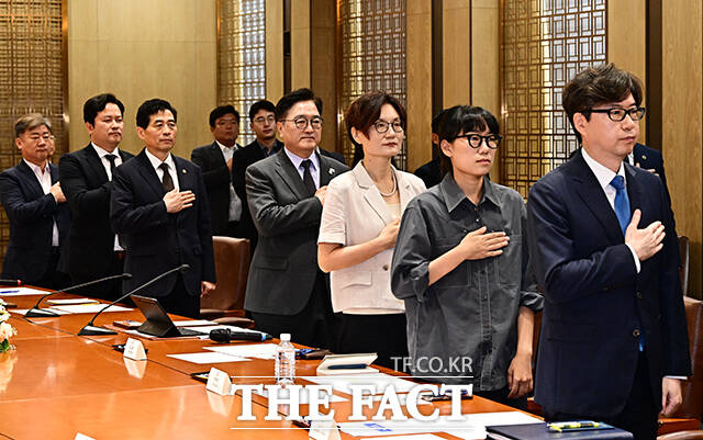 국기에 대한 경례하는 우원식 국회의장과 참석자들.