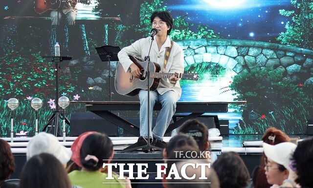 2025 문화로 대동 행사 첫날인 5일에는 정읍 홍보대사 가수 박창근의 특별 무료공연이 열렸다. 박창근은 공연 내내 관객과 적극적으로 소통했다. / 정읍시