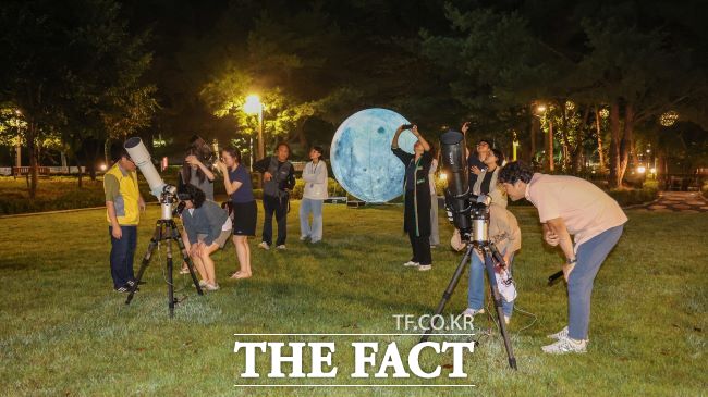 개기월식 관측행사 모습./과천시