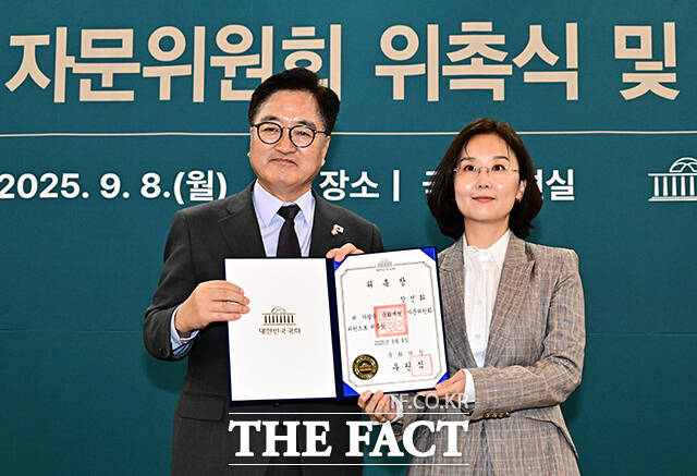 장선화 위원에게 위촉장 전달하는 우원식 국회의장.