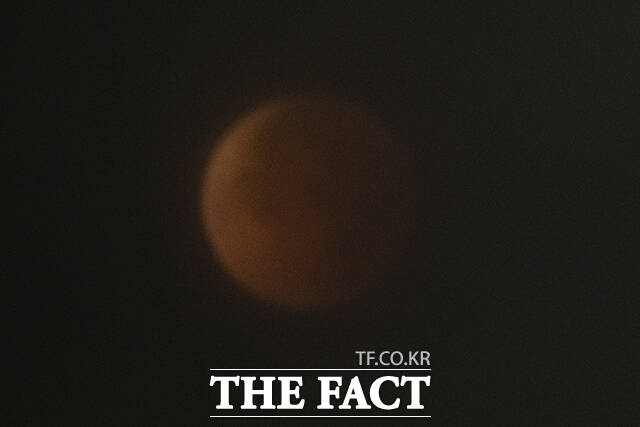 구름 속에서 희미하게 보이는 블러드문.