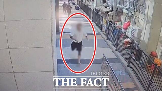 도주하는 강력범죄 수배자. /부산경찰청