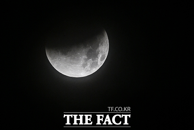 오전 2시, 절반이 사라진 달.