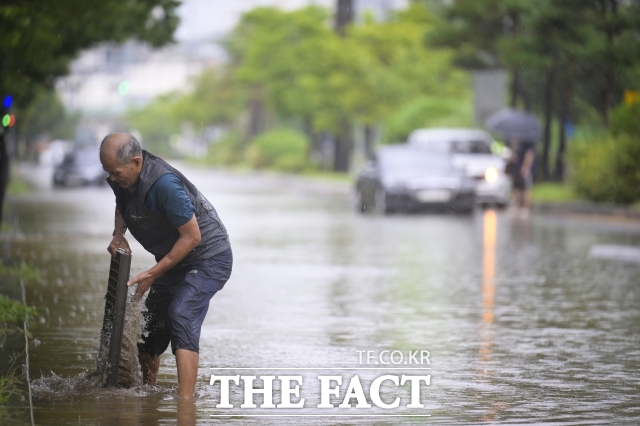화요일인 9일 남부지방이 대체로 흐린 가운데 제주도 등 해안을 중심으로 최대 120㎜까지 많은 비가 쏟아질 예정이다. 중부지방의 경우 흐리다가 오전부터 차차 맑아지겠다./ 더팩트DB