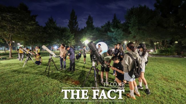개기월식 관측행사 모습./과천시