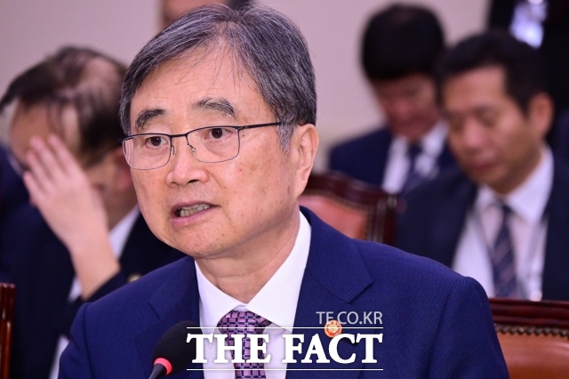 조현 외교부 장관은 8일 미국 조지아주 이민당국 구금시설에 있는 한국인 근로자 300여 명과 관련해 자진 출국 방향으로, 향후 이들에게 불이익이 없도록 미국 측과 협의를 진행하고 있다고 밝혔다. 조 장관은 이날 저녁 미국으로 출국한다. /국회=남윤호 기자