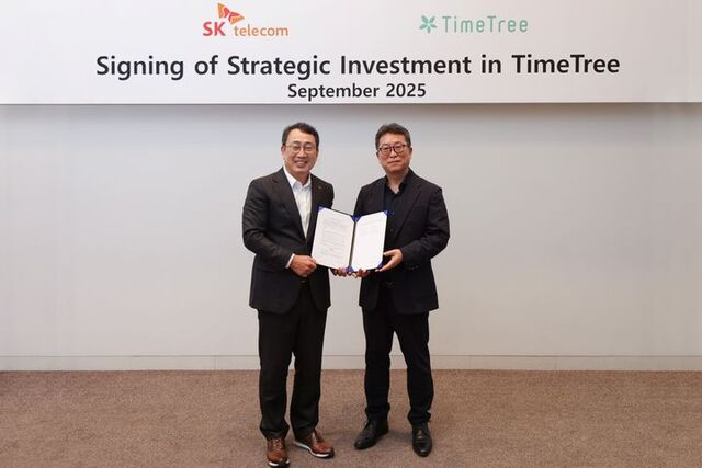 투자 계약 및 전략적 파트너십 체결 후 유영상 SK텔레콤 최고경영인CEO(왼쪽)과 박차진 타임트리 대표이사가 기념촬영을 진행하고 있다. /SK텔레콤