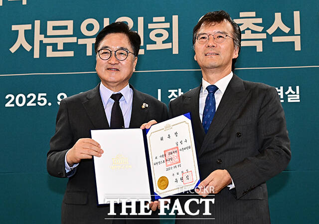 우원식 국회의장(왼쪽)이 8일 오전 서울 여의도 국회에서 열린 국회개혁자문위원회 위촉식에 참석해 김범수 위원장에게 위촉장을 전달하고 있다. /국회=배정한 기자