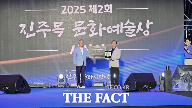 이상호(왼쪽)진주목문화사랑방 회장이 제2회 진주목 문화예술상 시상식에서 송시온 양을 대신해 아버지 송재원 씨에게 시상하고 있다./진주목문화사랑방