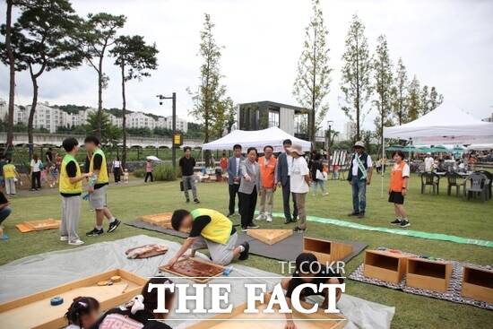 주광덕 남양주시장과 관계자들이 7일 진접읍 장현공원 야외무대에서 열린 2025년 남양주가 그린(GREEN) 환경축제를 찾아 참가자들을 격려하고 있다. /남양주시