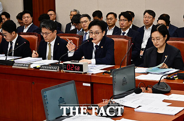 김정관 산업통상자원부 장관(왼쪽 세번째)이 8일 오전 서울 여의도 국회에서 열린 산업통상자원중소벤처기업위원회 전체회의에 참석해 질의에 답변을 하고 있다. /국회=배정한 기자