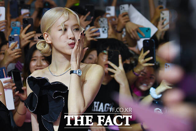 블랙핑크 로제가 APT.로 MTV VMA에서 올해의 노래를 품에 안았다. 사진은 지난해 서울 영등포구 타임스퀘어에서 열린 블랙핑크 월드투어 본 핑크 인 시네마 핑크카펫에 참석해 팬들과 즐거운 시간을 보내고 있는 모습. /서예원 기자