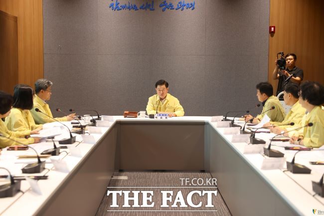 박승원 광명시장이 소하동 아파트 화재 관련 현안회의를 주재하고 있다./광명시