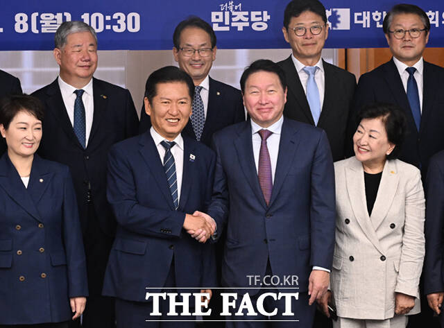 정청래 더불어민주당 대표(왼쪽 두 번째)와 최태원 대한상공회의소 회장이 8일 서울 중구 대한상의에서 열린 정책 간담회에 참석해 악수하고 있다. /이새롬 기자