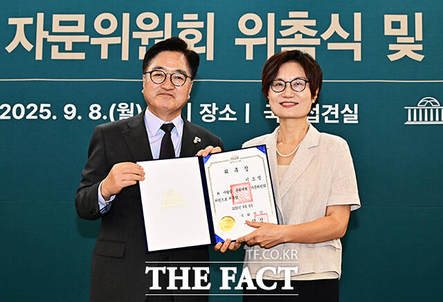 이소영 위원에게 위촉장 전달하는 우원식 국회의장.