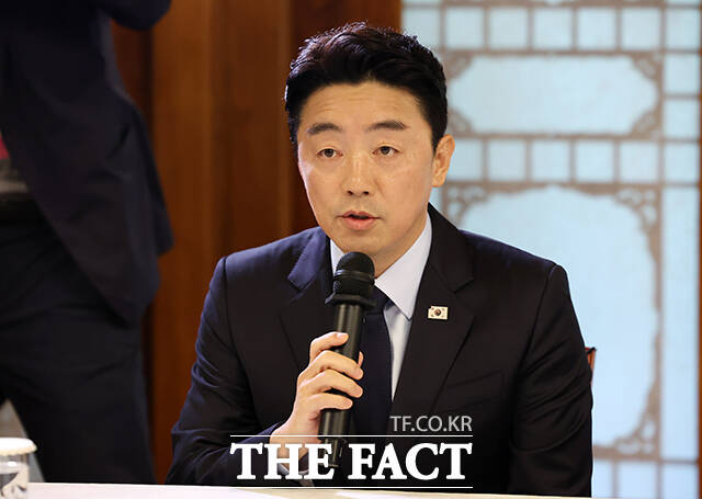 강훈식 대통령 비서실장은 8일 참모들에게 비혼 출산과 관련한 제도 개선 방안을 검토하라고 주문했다. 강 실장이 7월 6일 오후 서울 종로구 삼청동 국무총리 공관에서 열린 이재명정부 첫 고위당정협의회에서 발언하고 있다. /배정한 기자