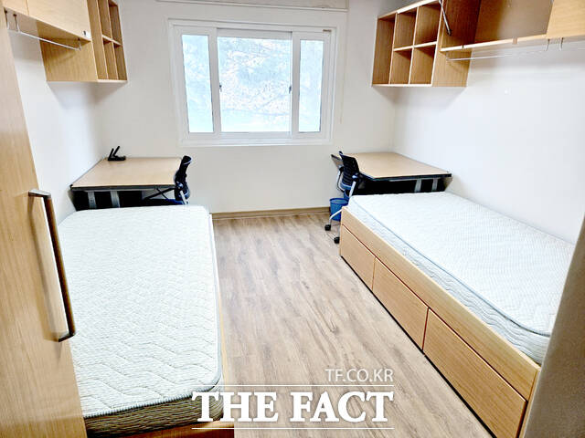 국립순천대학교 학생생활관 2인실 모습./순천대학교