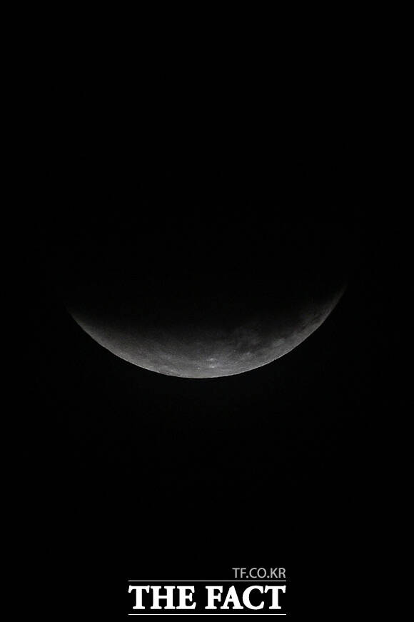 오전 2시 20분, 손톱만큼 남은 달.