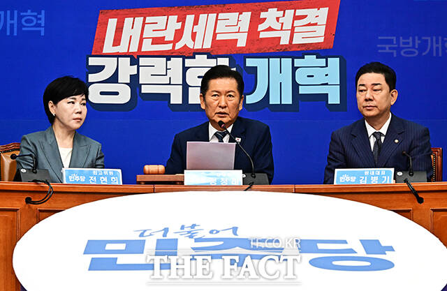 정청래 더불어민주당 대표(가운데)가 8일 오전 서울 여의도 국회에서 열린 최고위원회의에 참석해 모두발언을 하고 있다. /국회=배정한 기자