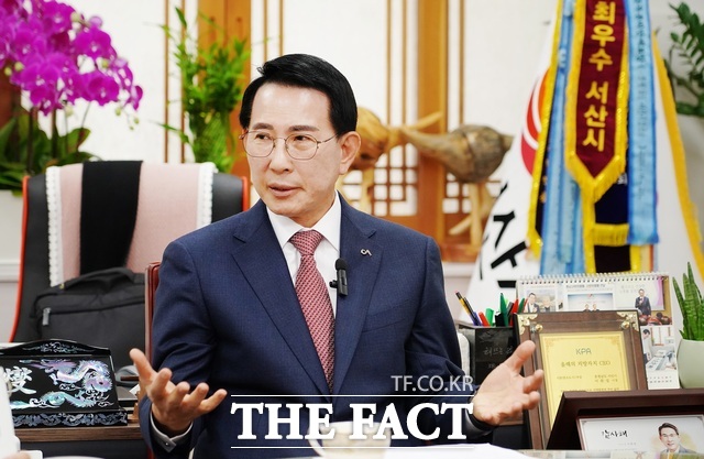 이완섭 서산시장은 정부 대산공단 산업위기 선재대응지역 지정을 이끌어 낸 인물이다. 이 시장이 5일 시장실에서 <더팩트>와 인터뷰 중인 모습 /이수홍 기자