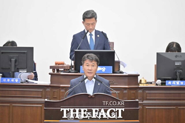 구본길 위원장이 8일 제260회 임시회 제4차 본회의에서 ‘유구터미널-서울 시외버스 운행 재개 특별위원회’를 공식 종료한다고 밝히고 있다. /공주시의회