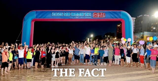 5일부터 7일까지 보령시 대천해수욕장 일원에서 열린 2025 보령해변 맨발걷기 축제에 10만 명이 넘는 참가자가 참여한 가운데 김동일 보령시장과 참가자들이 기념촬영을 하고 있다. /보령시