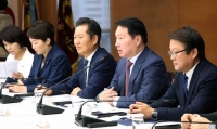  경제계, 민주당과 현안 논의…최태원 회장 '차등 규제 철폐' 재차 강조