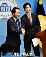  정청래·장동혁 악수한 뒤 여야 대변인들도 '오손도손' [TF사진관]