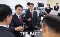  주가조작 근절 합동대응단 관계자 격려하는 김민석 국무총리 [포토]