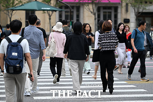 출근길 발걸음 재촉하는 시민들.