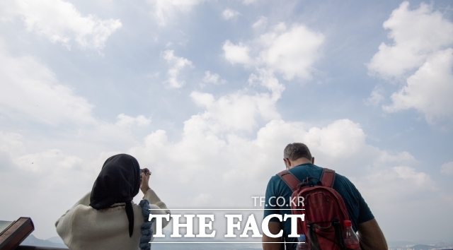 수요일인 10일 아침 최저기온이 15도까지 떨어져 더위가 한풀 꺾이겠으나 평년보단 높은 기온을 유지하겠다. 제주도는 열대야가 이어지겠다. 남부지방과 제주는 대체로 흐린 가운데 가끔 비가 내리는 곳이 있겠고 중부지방은 맑겠다./ 더팩트DB