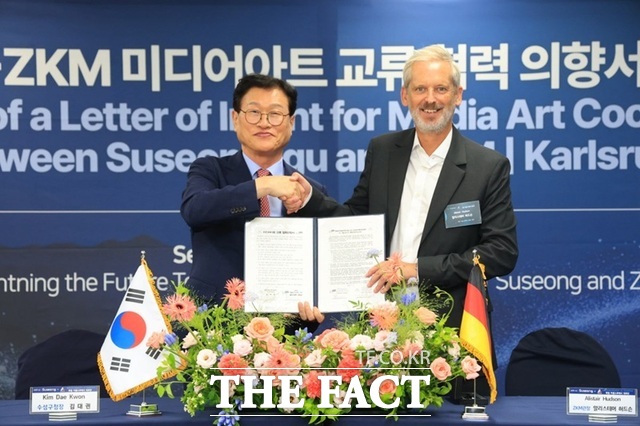 김대권 대구 수성구청장과 알리스테어 허드슨 ZKM 관장이 5일 미디어아트 교류 협력 의향서를 체결했다. /대구 수성구