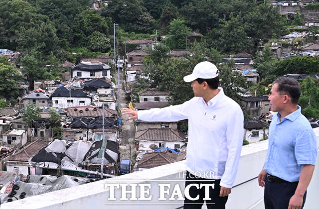 오세훈 서울시장 9일 서울 노원구 중계동 백사마을(노원구 중계본동 30-3번지 일대)을 방문해 철거상황을 점검하고 있다. /이새롬 기자