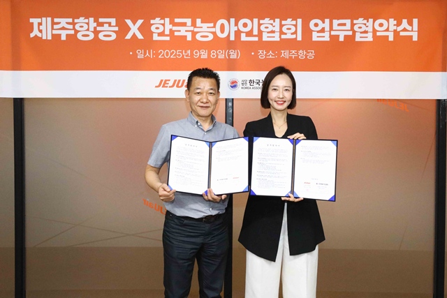 장주녀 제주항공 객실본부장(오른쪽)과 정희찬 한국농아인협회 상임이사가 8일 오후 서울 강서구에 위치한 제주항공 서울지사에서 기내 수어 서비스 개발을 위한 업무협약을 체결한 뒤 기념 촬영을 하고 있다. /제주항공