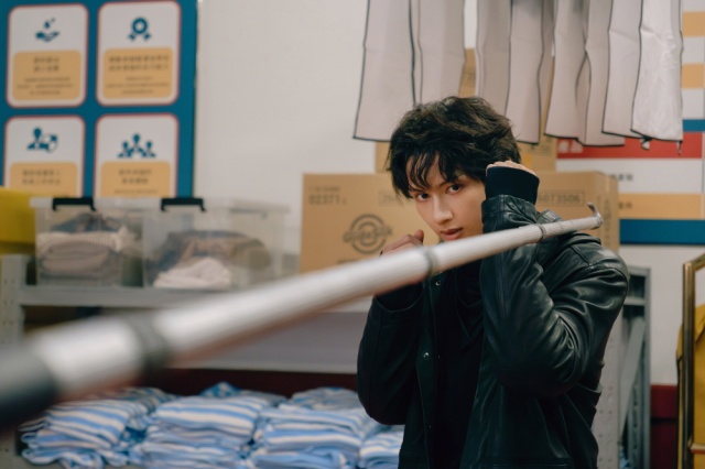 세븐틴 멤버 겸 멤버 준은 포풍추영에서 범죄 조직 양자단의 핵심 멤버 후평 역을 맡아 열연을 펼친다. /㈜엔케이컨텐츠