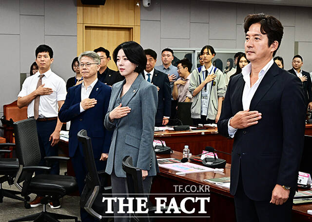 국기에 대한 경례하는 민형배 더불어민주당 의원과 배현진 국민의힘 의원, 정준호 한국방송연기자협회 이사장(왼쪽 두번째부터).