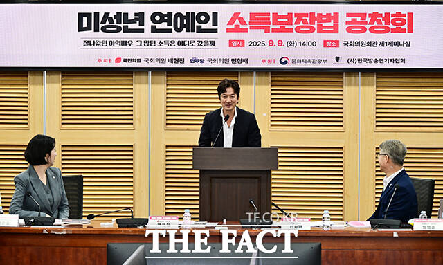 축사하는 정준호 한국방송연기자협회 이사장(가운데).