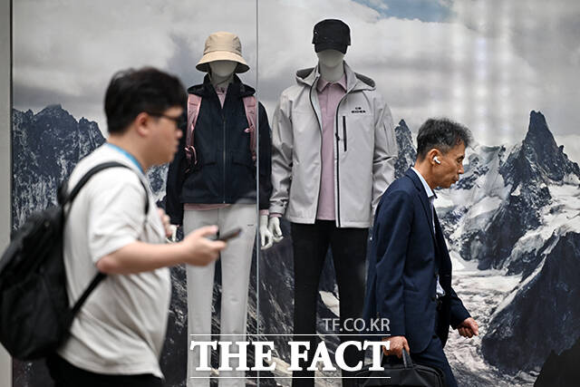 명동 차없는거리를 지나는 시민들이 가을 옷으로 갈아 입은 쇼윈도 앞을 지나고 있다.