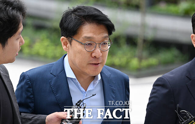 김건희 여사 연루 의혹을 수사하는 민중기 특별검사팀이 김상민 전 부장검사를 불러 조사하고 있다. 공천개입 의혹을 받는 김상민 전 부장검사가 9일 오전 서울 종로구 KT광화문빌딩 웨스트에 마련된 김건희특검 사무실로 출석하고 있다. /박헌우 기자