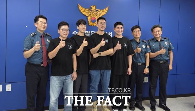 수원팔달경찰서 관계자들과 수원청년상인회 상인들이 지난 8일 간담회를 마치고 기념촬영을 하고 있다. /팔달경찰서