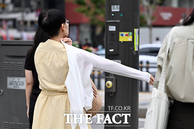 가을이 본격적으로 시작한다는 백로를 지나며 폭염이 한풀 꺾인 9일 오전 서울 종로구 광화문네거리를 지나는 시민이 겉옷을 걸치고 있다. /서예원 기자